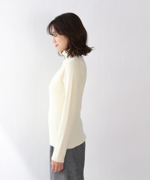 LOWRYS FARM(ローリーズファーム)の「12GリブタートルLS 919023(ニット/セーター・レディース・ベージュ/パープル/オフホワイト/ブラック・FREE)」の9枚目の写真