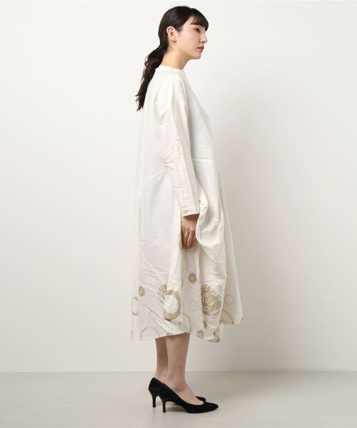 チャイハネ（チャイハネ）の「【チャイハネ】手描き風ドット柄変形ロングワンピース（ワンピース・レディース・ホワイト/ブラック/グレー・FREE）」の6枚目の写真