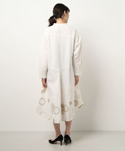 チャイハネ（チャイハネ）の「【チャイハネ】手描き風ドット柄変形ロングワンピース（ワンピース・レディース・ホワイト/ブラック/グレー・FREE）」の7枚目の写真