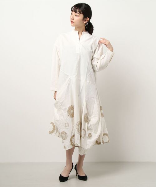 チャイハネ（チャイハネ）の「【チャイハネ】手描き風ドット柄変形ロングワンピース（ワンピース・レディース・ホワイト/ブラック/グレー・FREE）」の5枚目の写真