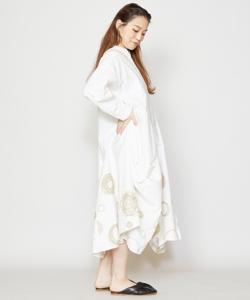 チャイハネ（チャイハネ）の「【チャイハネ】手描き風ドット柄変形ロングワンピース（ワンピース・レディース・ホワイト/ブラック/グレー・FREE）」の9枚目の写真