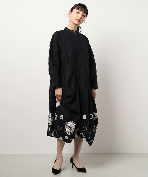 チャイハネ（チャイハネ）の「【チャイハネ】手描き風ドット柄変形ロングワンピース（ワンピース・レディース・ホワイト/ブラック/グレー・FREE）」の12枚目の写真