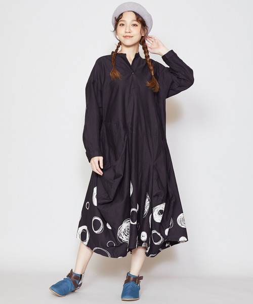 チャイハネ（チャイハネ）の「【チャイハネ】手描き風ドット柄変形ロングワンピース（ワンピース・レディース・ホワイト/ブラック/グレー・FREE）」の13枚目の写真