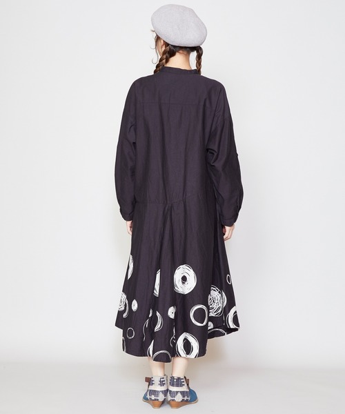 チャイハネ（チャイハネ）の「【チャイハネ】手描き風ドット柄変形ロングワンピース（ワンピース・レディース・ホワイト/ブラック/グレー・FREE）」の15枚目の写真
