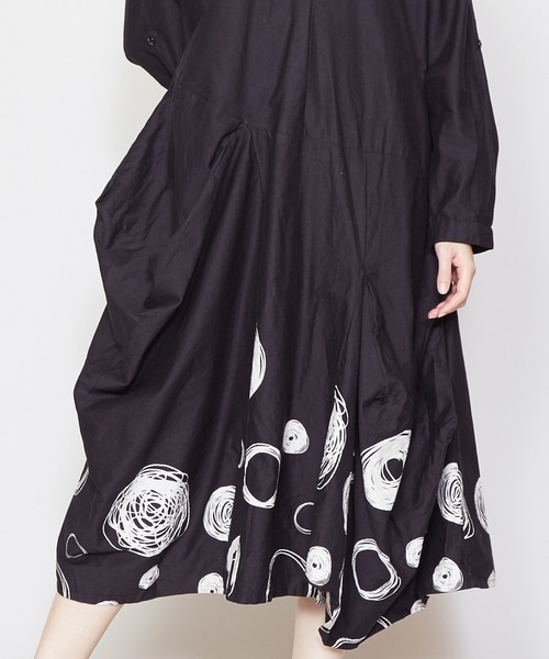 チャイハネ（チャイハネ）の「【チャイハネ】手描き風ドット柄変形ロングワンピース（ワンピース・レディース・ホワイト/ブラック/グレー・FREE）」の17枚目の写真