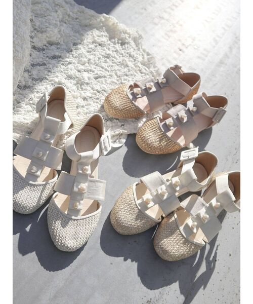 merry jenny（メリージェニー）の「箔グログランベルトシューズ（パンプス・レディース・オフホワイト/ブラウン/ベージュ・MEDIUM/LARGE）」の4枚目の写真