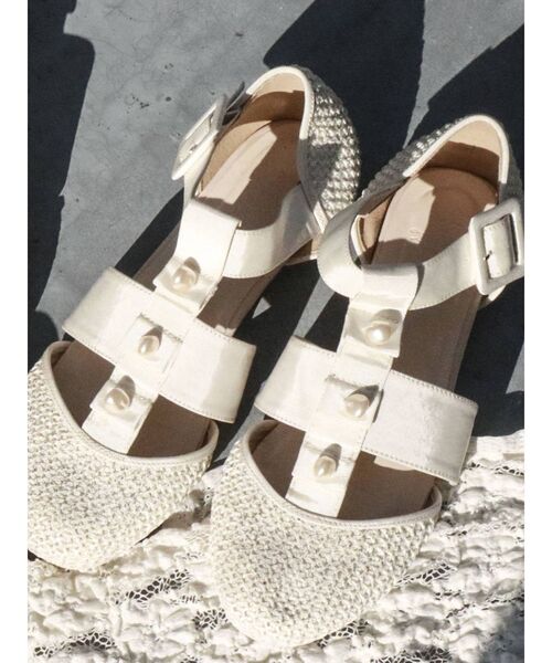 merry jenny（メリージェニー）の「箔グログランベルトシューズ（パンプス・レディース・オフホワイト/ブラウン/ベージュ・MEDIUM/LARGE）」の6枚目の写真