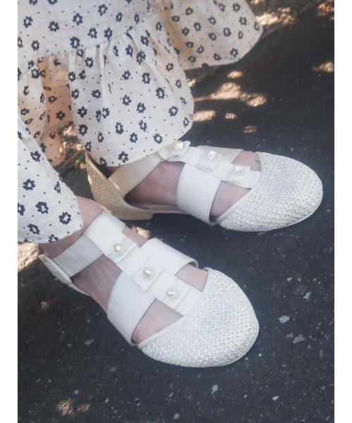 merry jenny（メリージェニー）の「箔グログランベルトシューズ（パンプス・レディース・オフホワイト/ブラウン/ベージュ・MEDIUM/LARGE）」の2枚目の写真
