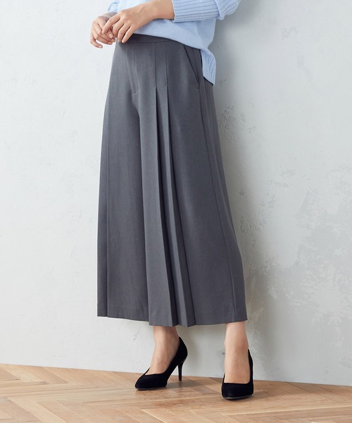 COMME CA ISM(コムサイズム)の「プリーツ ワイド クロップドパンツ(その他パンツ・レディース・ベージュ/チャコール・SMALL/MEDIUM/LARGE)」の2枚目の写真