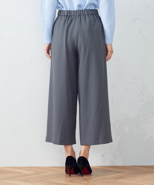 COMME CA ISM(コムサイズム)の「プリーツ ワイド クロップドパンツ(その他パンツ・レディース・ベージュ/チャコール・SMALL/MEDIUM/LARGE)」の4枚目の写真