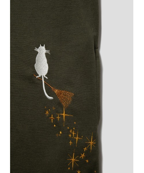 Design Tshirts Store graniph(デザイン ティーシャツ ストア グラニフ)の「ウィザードキャット|エンブロイダリースウェットワンピース(ワンピース・レディース・カーキ・FREE)」の8枚目の写真