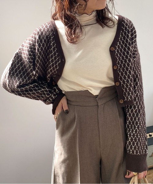 archives（アルシーヴ）の「Ｖネックショート丈カーディガン（ニット/セーター・レディース・オフホワイト/ブラウン/オリーブ/オレンジ・MEDIUM）」の2枚目の写真