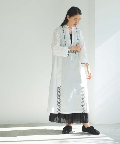 cardo fabrica（カルドファブリカ）の「刺繍スタンドカラーワンピース（ワンピース・レディース・ホワイト/ブラック・FREE）」の2枚目の写真