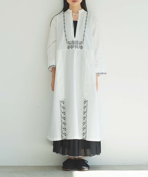cardo fabrica（カルドファブリカ）の「刺繍スタンドカラーワンピース（ワンピース・レディース・ホワイト/ブラック・FREE）」の8枚目の写真