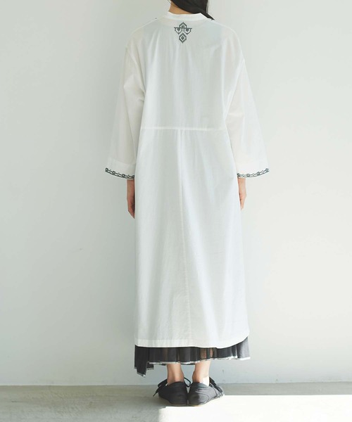 cardo fabrica（カルドファブリカ）の「刺繍スタンドカラーワンピース（ワンピース・レディース・ホワイト/ブラック・FREE）」の22枚目の写真