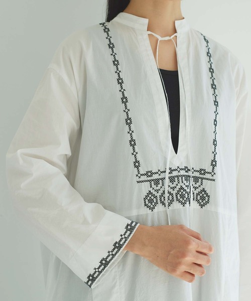 cardo fabrica（カルドファブリカ）の「刺繍スタンドカラーワンピース（ワンピース・レディース・ホワイト/ブラック・FREE）」の5枚目の写真