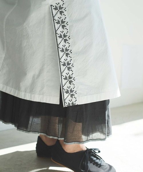 cardo fabrica（カルドファブリカ）の「刺繍スタンドカラーワンピース（ワンピース・レディース・ホワイト/ブラック・FREE）」の12枚目の写真