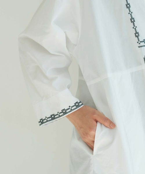 cardo fabrica（カルドファブリカ）の「刺繍スタンドカラーワンピース（ワンピース・レディース・ホワイト/ブラック・FREE）」の15枚目の写真