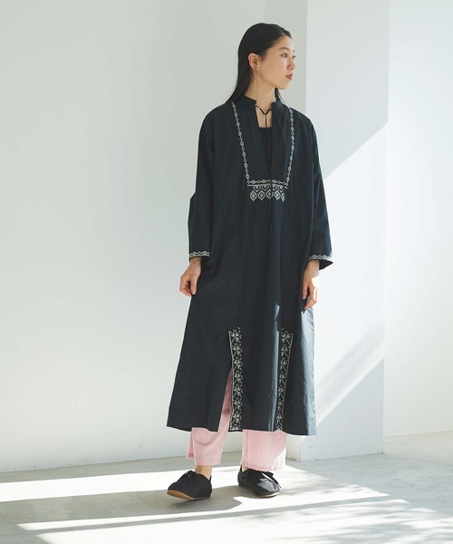 cardo fabrica（カルドファブリカ）の「刺繍スタンドカラーワンピース（ワンピース・レディース・ホワイト/ブラック・FREE）」の16枚目の写真
