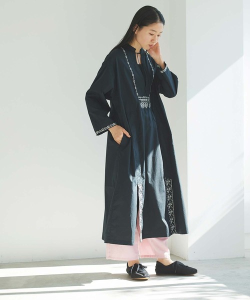 cardo fabrica（カルドファブリカ）の「刺繍スタンドカラーワンピース（ワンピース・レディース・ホワイト/ブラック・FREE）」の6枚目の写真