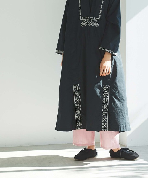 cardo fabrica（カルドファブリカ）の「刺繍スタンドカラーワンピース（ワンピース・レディース・ホワイト/ブラック・FREE）」の17枚目の写真