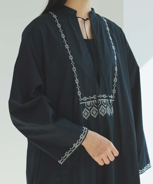 cardo fabrica（カルドファブリカ）の「刺繍スタンドカラーワンピース（ワンピース・レディース・ホワイト/ブラック・FREE）」の19枚目の写真