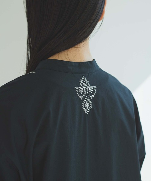 cardo fabrica（カルドファブリカ）の「刺繍スタンドカラーワンピース（ワンピース・レディース・ホワイト/ブラック・FREE）」の9枚目の写真