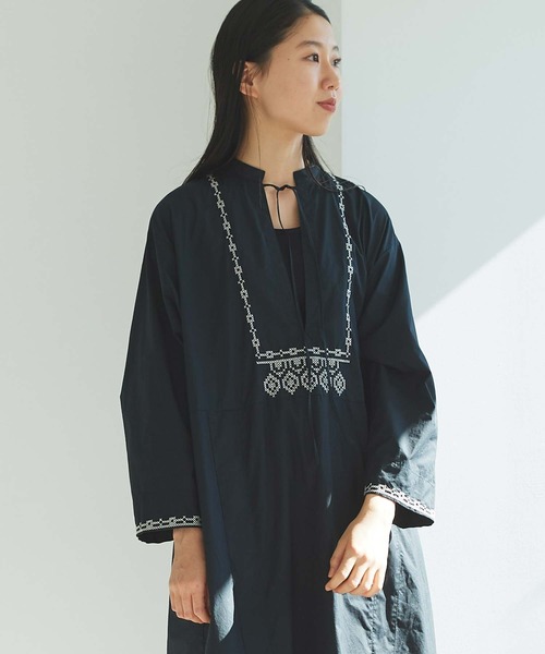 cardo fabrica（カルドファブリカ）の「刺繍スタンドカラーワンピース（ワンピース・レディース・ホワイト/ブラック・FREE）」の3枚目の写真