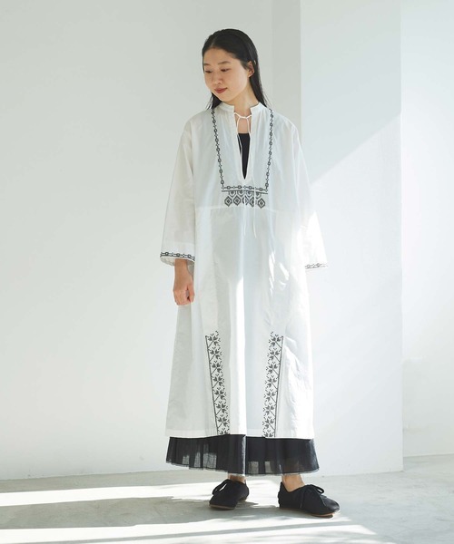 cardo fabrica（カルドファブリカ）の「刺繍スタンドカラーワンピース（ワンピース・レディース・ホワイト/ブラック・FREE）」の7枚目の写真