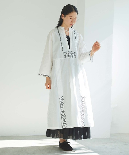 cardo fabrica（カルドファブリカ）の「刺繍スタンドカラーワンピース（ワンピース・レディース・ホワイト/ブラック・FREE）」の11枚目の写真