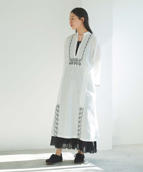 cardo fabrica（カルドファブリカ）の「刺繍スタンドカラーワンピース（ワンピース・レディース・ホワイト/ブラック・FREE）」の14枚目の写真
