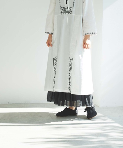cardo fabrica（カルドファブリカ）の「刺繍スタンドカラーワンピース（ワンピース・レディース・ホワイト/ブラック・FREE）」の18枚目の写真