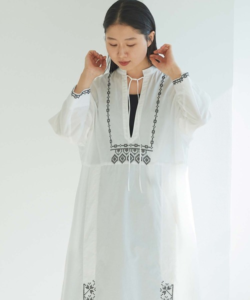 cardo fabrica（カルドファブリカ）の「刺繍スタンドカラーワンピース（ワンピース・レディース・ホワイト/ブラック・FREE）」の4枚目の写真