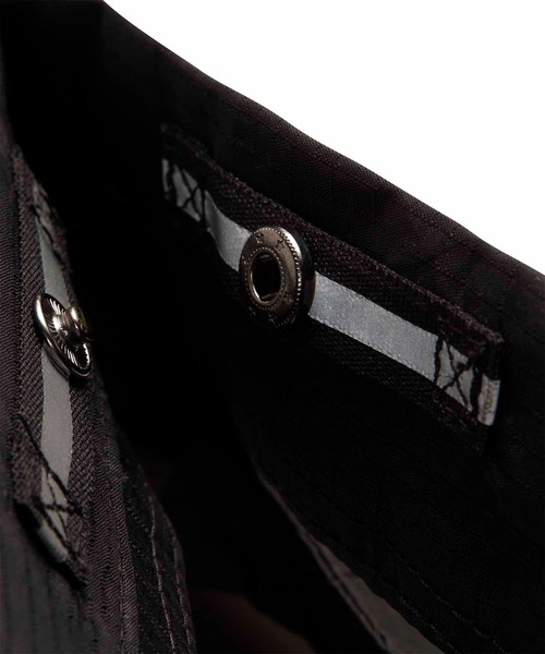 NIKE（ナイキ）の「NIKE Stash Tote DD1357-010（ショルダーバッグ・メンズ・ブラック・ONE SIZE）」の11枚目の写真