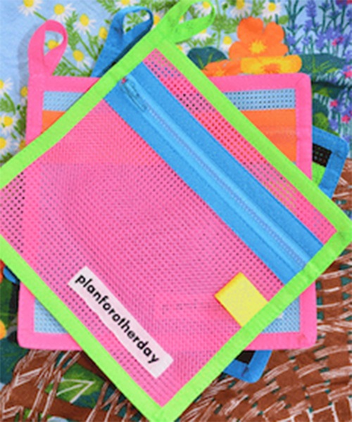 bonjour records（ボンジュールレコーズ）の「【Planforotherday/プラン・フォー・アザーデイ】Tropical mini pouch トロピカルミニポーチ（ポーチ・レディース・ブラック/ブルー/ピンク/オレンジ/イエロー・FREE）」の4枚目の写真