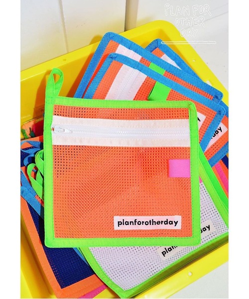 bonjour records（ボンジュールレコーズ）の「【Planforotherday/プラン・フォー・アザーデイ】Tropical mini pouch トロピカルミニポーチ（ポーチ・レディース・ブラック/ブルー/ピンク/オレンジ/イエロー・FREE）」の5枚目の写真
