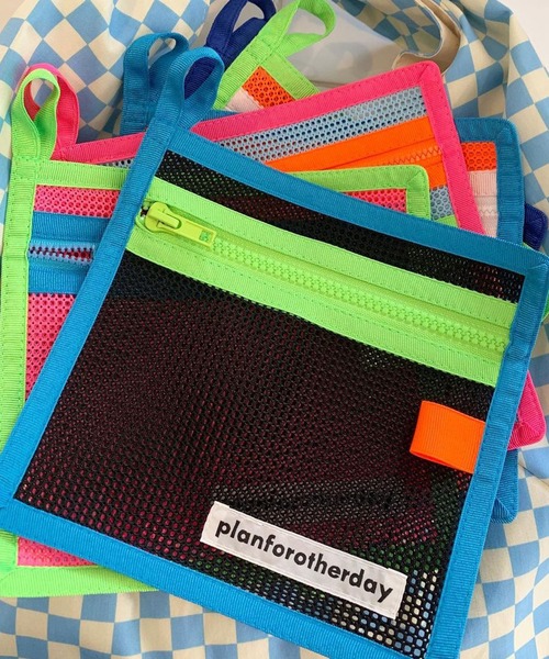 bonjour records（ボンジュールレコーズ）の「【Planforotherday/プラン・フォー・アザーデイ】Tropical mini pouch トロピカルミニポーチ（ポーチ・レディース・ブラック/ブルー/ピンク/オレンジ/イエロー・FREE）」の2枚目の写真