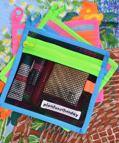 bonjour records（ボンジュールレコーズ）の「【Planforotherday/プラン・フォー・アザーデイ】Tropical mini pouch トロピカルミニポーチ（ポーチ・レディース・ブラック/ブルー/ピンク/オレンジ/イエロー・FREE）」の7枚目の写真