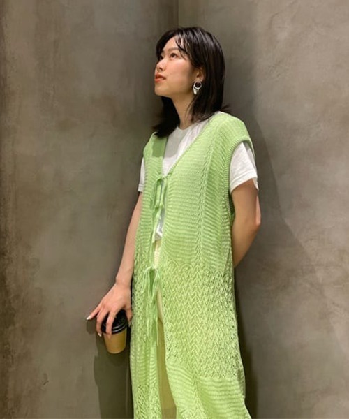 RODEO CROWNS WIDE BOWL（ロデオクラウンズワイドボウル）の「2WAYシアーニットベスト（ベスト・レディース・オフホワイト/ブラック/ライム・FREE）」の7枚目の写真