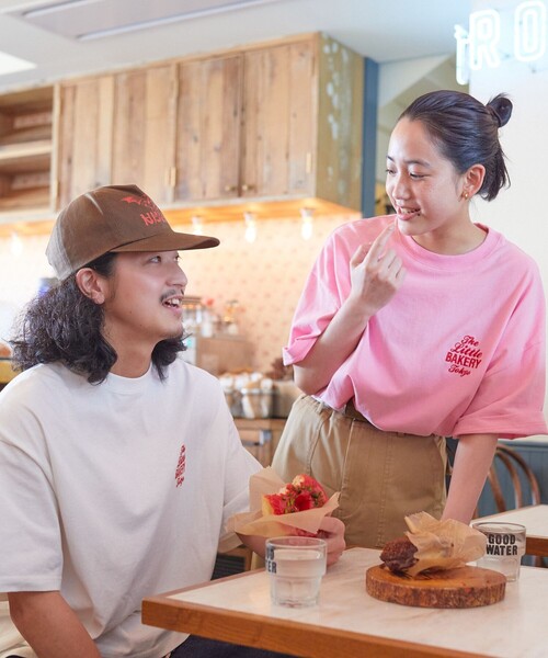 FREAK'S STORE(フリークスストア)の「▽【WEB限定】THE LITTLE BAKERY 別注Tシャツ/ザリトルベーカリー別注Tシャツ(半袖)(Tシャツ/カットソー・レディース・ライトグレー/ブラック/オフホワイト/ピンク・SMALL/MEDIUM/LARGE)」の11枚目の写真