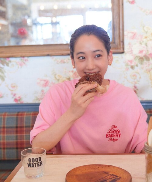 FREAK'S STORE(フリークスストア)の「▽【WEB限定】THE LITTLE BAKERY 別注Tシャツ/ザリトルベーカリー別注Tシャツ(半袖)(Tシャツ/カットソー・レディース・ライトグレー/ブラック/オフホワイト/ピンク・SMALL/MEDIUM/LARGE)」の1枚目の写真
