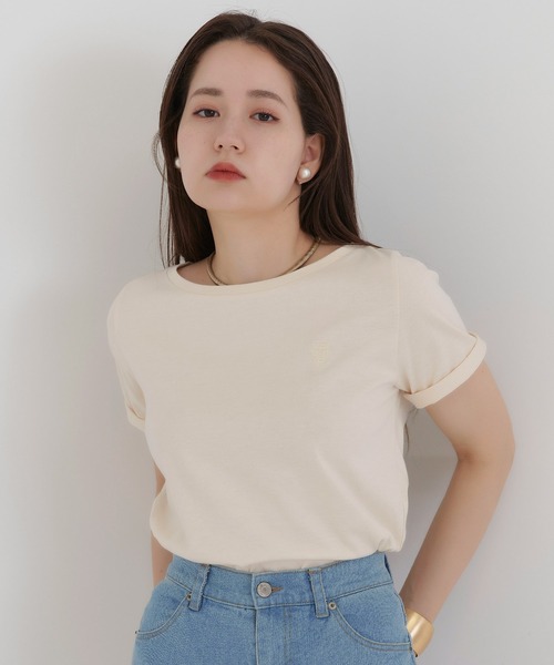 TINA:JOJUN(ティーナジョジュン)の「エンブレム付き ボートネックTシャツ TINA:JOJUN(Tシャツ/カットソー・レディース・グリーン/アイボリー/モカ・M)」の4枚目の写真