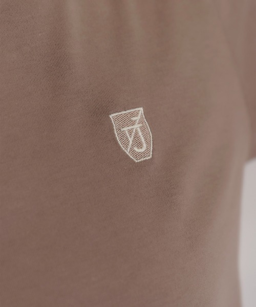 TINA:JOJUN(ティーナジョジュン)の「エンブレム付き ボートネックTシャツ TINA:JOJUN(Tシャツ/カットソー・レディース・グリーン/アイボリー/モカ・M)」の16枚目の写真