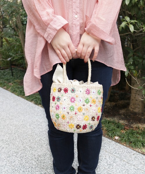 ACCOMMODE(アコモデ)の「Abaca multi flower embro S(かごバッグ・レディース・ナチュラル・FREE)」の2枚目の写真