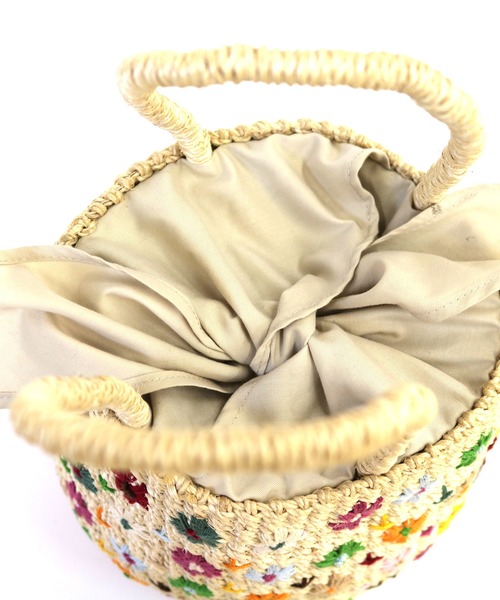 ACCOMMODE(アコモデ)の「Abaca multi flower embro S(かごバッグ・レディース・ナチュラル・FREE)」の7枚目の写真