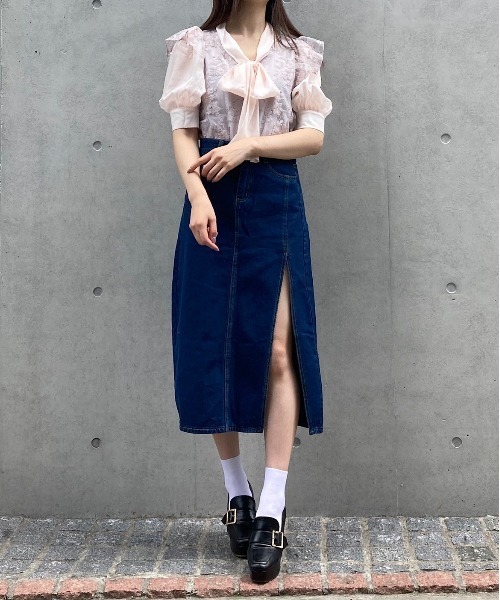 Voyage titty&Co.PETIT（ボヤージュティティアンドコープチ）の「【Voyage titty&Co. PETIT】スリットデニムミディスカート（スカート・レディース・インディゴブルー・SMALL/MEDIUM）」の4枚目の写真