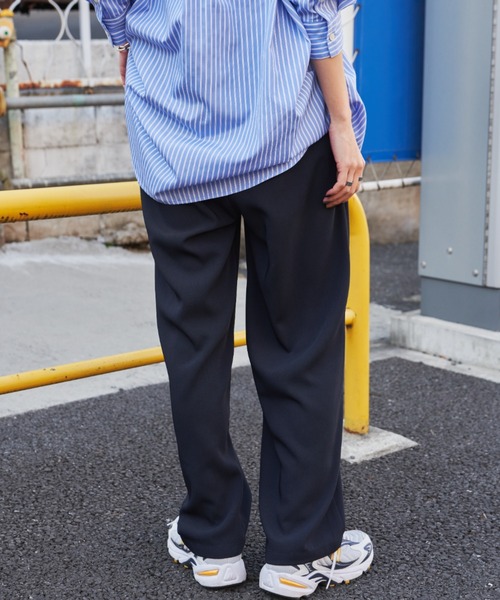 Auntie Rosa Holiday（アンティローザホリデー）の「ハイライズツータックストレートパンツ / サイズ展開あり（スラックス・レディース・ブラック/ベージュ/ネイビー・MEDIUM/SMALL）」の13枚目の写真