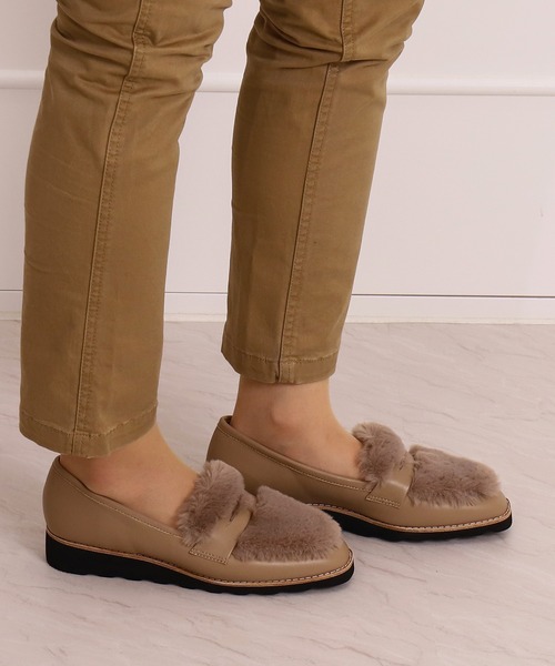 artemis by DIANA(アルテミスバイダイアナ)の「厚底ファー付きローファー(ローファー・レディース・ブラック/クリアブラック/ダークベージュ・24.0cm/24.5cm/23.0cm/25.0cm/22.5cm/23.5cm/22.0cm)」の6枚目の写真