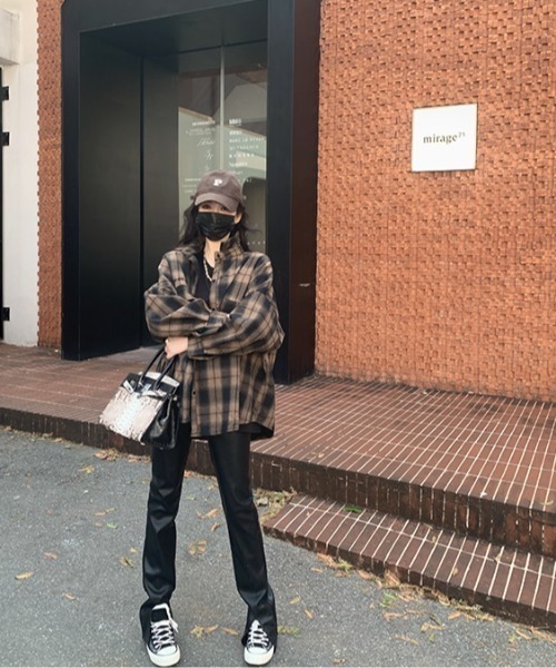 .KOM（ドットコム）の「A'GEM/9 × .kom『.kom/ドットケーオーエム』チェック柄ビッグシルエット シャツ（シャツ/ブラウス・レディース・ブラック/ブラウン・FREE）」の10枚目の写真