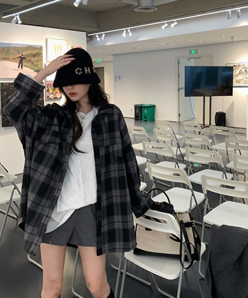 .KOM（ドットコム）の「A'GEM/9 × .kom『.kom/ドットケーオーエム』チェック柄ビッグシルエット シャツ（シャツ/ブラウス・レディース・ブラック/ブラウン・FREE）」の4枚目の写真